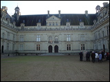 chateau_de_serrant_cour